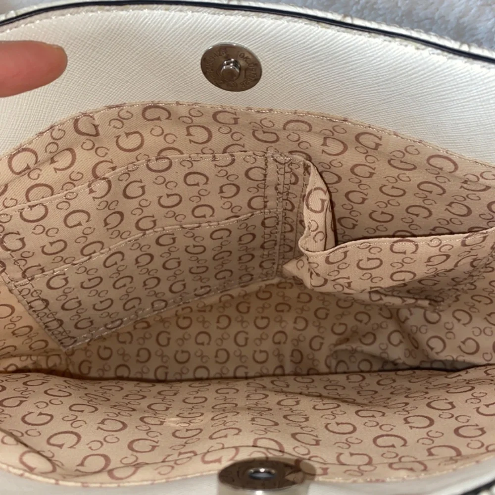 Guess Los Ángeles Shoulder Purse - Picture 9 of 14